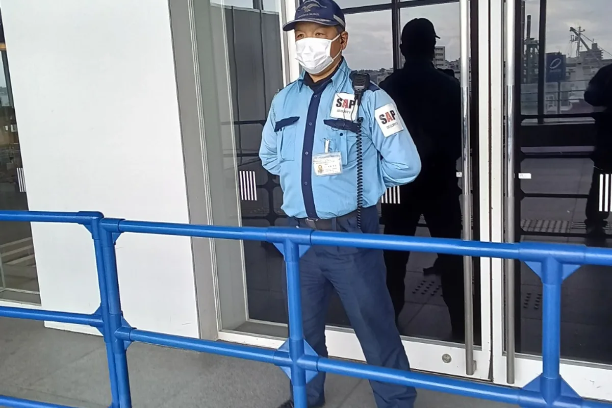 立哨・巡回を行う警備員